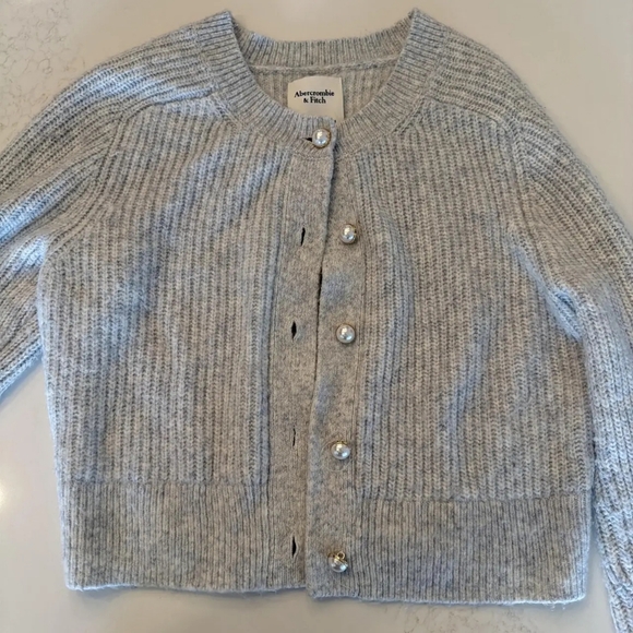 Abercrombie & Fitch Sweaters - Abercrombie & Fitch Light Gray Pearl-Button Ribbed Cardigan
